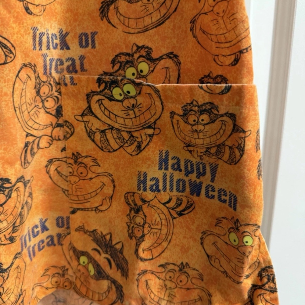 Women's Disney Scrub Top Cheshire Cat Alice in Wonderland Halloween Size Medium - Picture 5 of 5